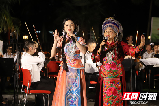 教师同台献唱《四季花儿开》 陈小丫摄.jpg 教师同台献唱《四季花儿开》 陈小丫摄.jpg
