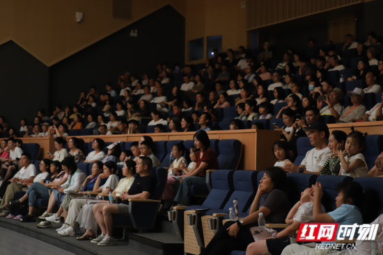 张家界市民和张家界学院部分师生共同观看演出 罗圳摄.png 张家界市民和张家界学院部分师生共同观看演出 罗圳摄.png