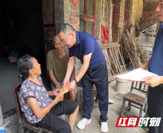 走访团队为贫困生家里赠送物资.png
