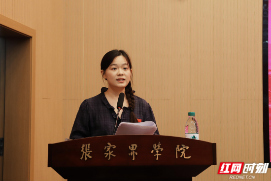 新聘教师代表余馨瑶作表态发言.png