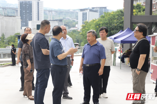 张家界学院党委副书记、校长简德彬率队检查现场 陈家怡摄.png