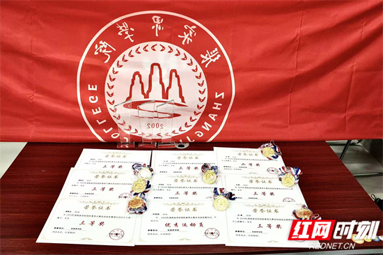 荣获奖项 余靖摄.jpg
