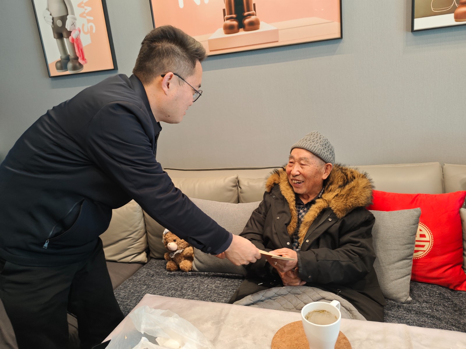 新春走基层丨桑植县商务局走访慰问困难党员