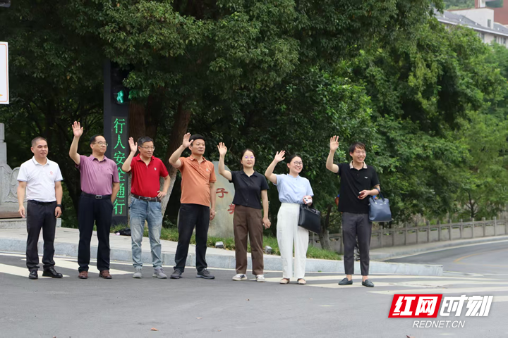 领导为实习生送行_副本.png