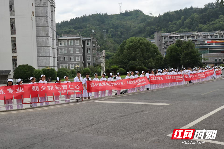 师生代表为实习生送行_副本.png