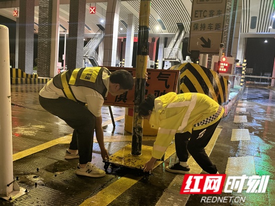 保障收費(fèi)站安全暢通_副本.jpg