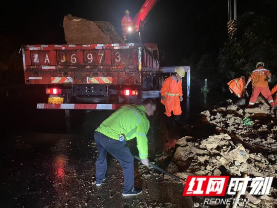 长张高速上行K283+600边坡落石，现场吊车清理_副本.jpg