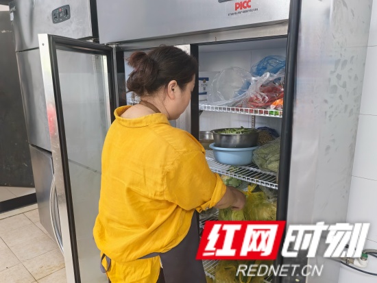 食堂暖心保障，筑牢防暑“饮食防线”_副本.jpg