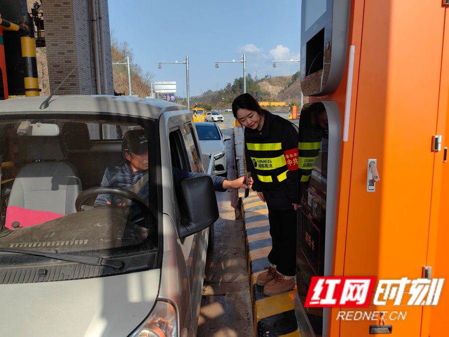 党员志愿者主动引导司乘使用新型自助设备_副本.jpg 党员志愿者主动引导司乘使用新型自助设备_副本.jpg