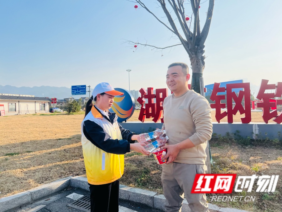 为大车师傅送上储备物资_副本.jpg 为大车师傅送上储备物资_副本.jpg