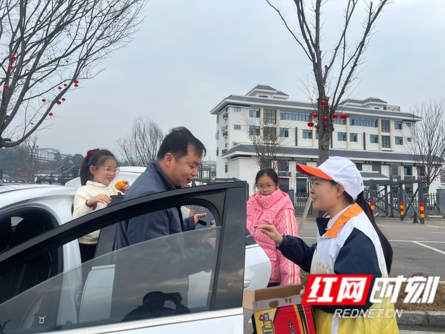 开展志愿服务活动3_副本.jpg 开展志愿服务活动3_副本.jpg