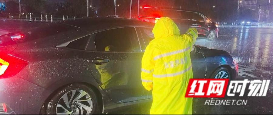 大雨里为车主指引_副本.jpg 大雨里为车主指引_副本.jpg