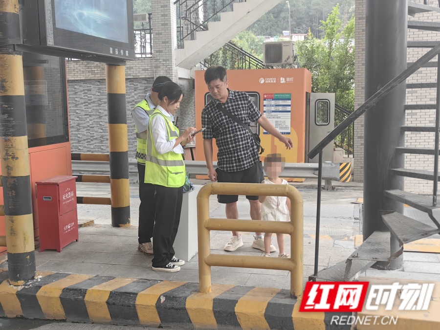 工作人员主动为过往司乘提供路线指引、咨询答疑等便民服务_副本.jpg