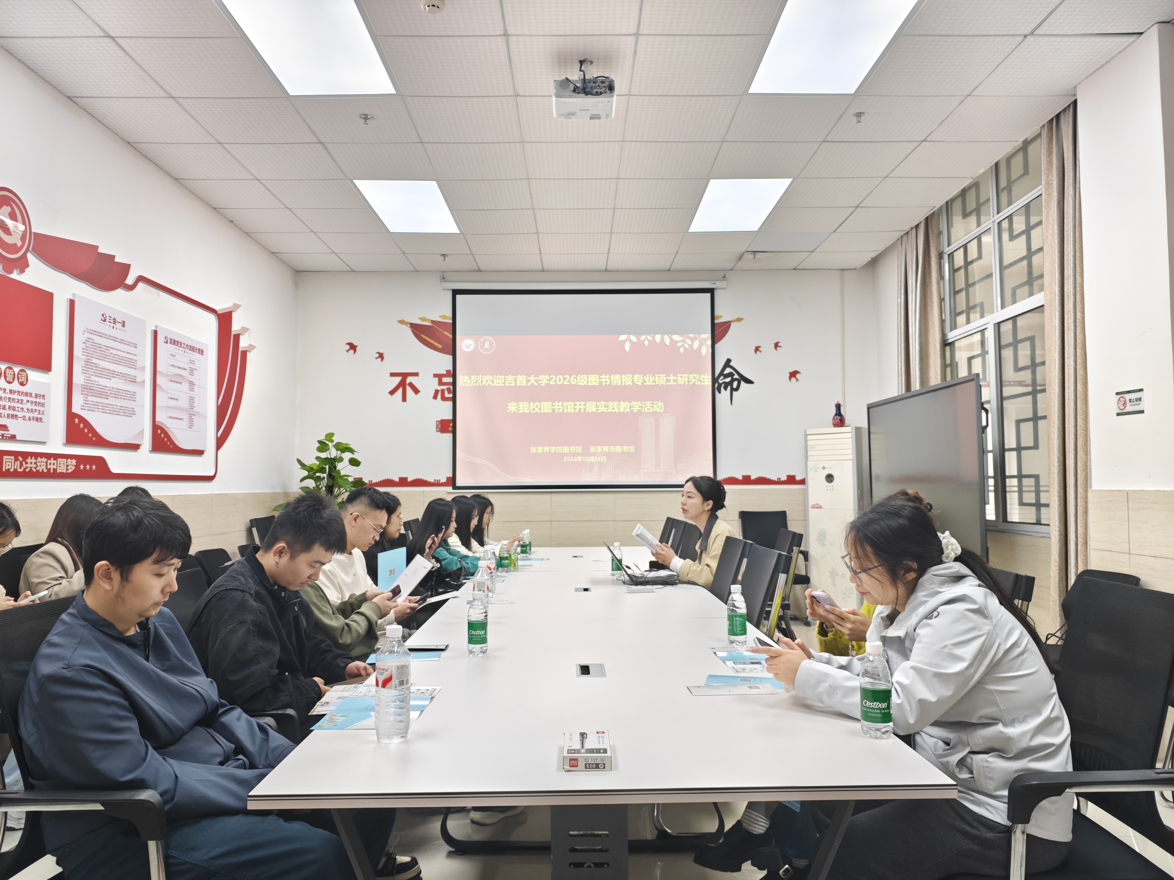 办公室授课1(卢嘉悦).jpg 办公室授课1(卢嘉悦).jpg