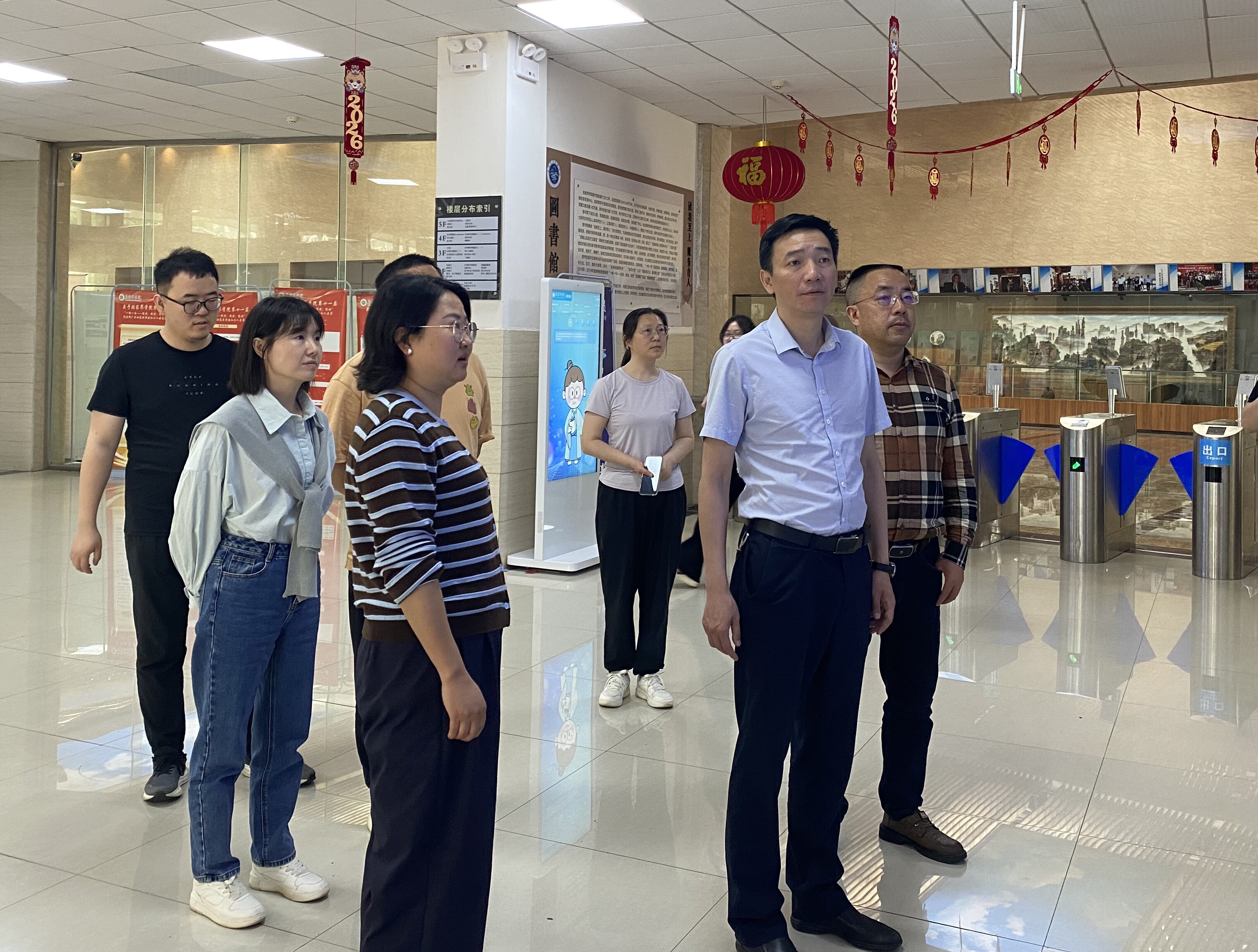 唐洁一行察看图书馆（唐纯婧）.jpg