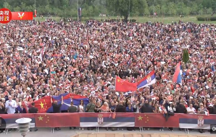 独家视频丨震撼场面！上万名塞尔维亚群众走上街头 热烈欢迎习近平主席到访