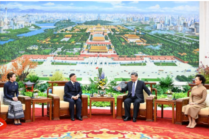 习近平会见泰国国王哇集拉隆功