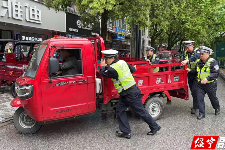 绥宁交警开展县城停车秩序专项整治  全力维护城区道路有序畅通
