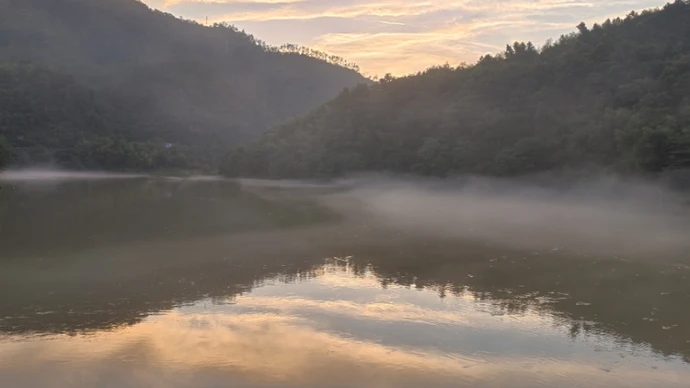 绥宁：雨霁晚霞映巫水 雾绕江河似仙境