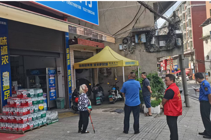 绥宁县城管局开展老街及农贸市场周边专项整治行动 提升市容颜值