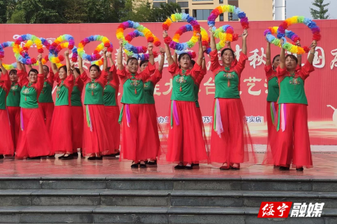 绥宁县城群众自发组织文艺活动迎中秋庆国庆