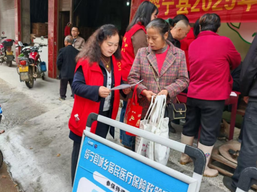 河口乡：人大代表一线履职 医保政策精准送达