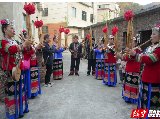 绥宁通道两地侗胞欢聚陇城镇 共庆石姓侗年 传承非遗文脉