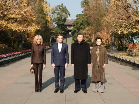 习近平同法国总统马克龙在成都进行友好交流