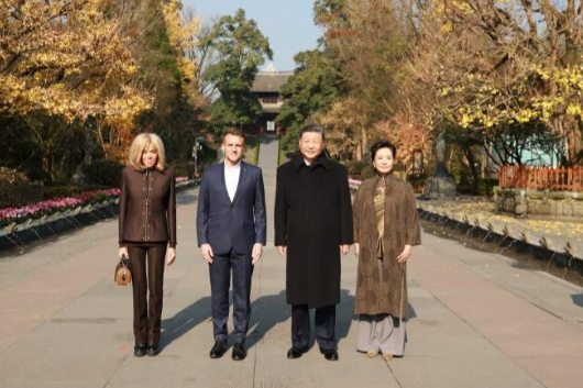 习近平同法国总统马克龙在成都进行友好交流