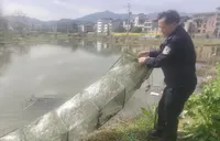 黄土矿镇：巡河清网 呵护美丽水生态