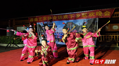 绥宁县曲艺家协会送戏下乡，点燃兰家村初秋热情