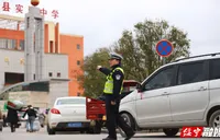 绥宁公安交警护航开学路