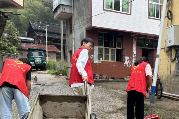 黄土矿镇：环境整治迎佳节 团员行动展风采