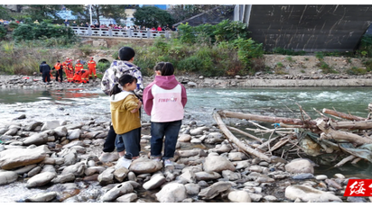 绥宁：三孩童摸鱼被困河心 消防冒急流成功营救