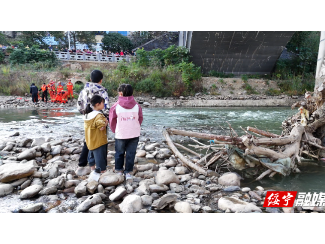 绥宁：三孩童摸鱼被困河心 消防冒急流成功营救