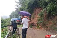 花园阁村：暴雨阻断道路 村干部冒雨抢险保畅通