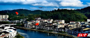 绥宁：无人机悬挂五星红旗巡展巫水河 空中绘就国庆最美“中国红”