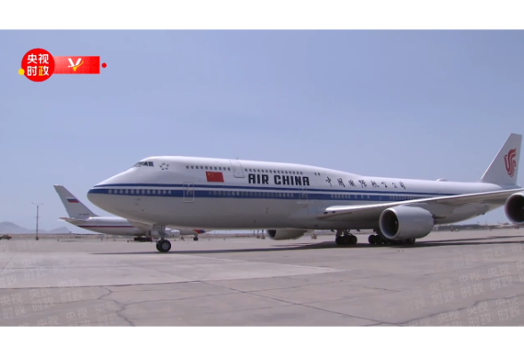 獨(dú)家視頻丨習(xí)近平步出艙門(mén) 秘魯高級(jí)官員熱情迎接