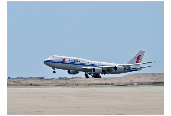 新華社快訊：國(guó)家主席習(xí)近平當(dāng)?shù)貢r(shí)間14日抵達(dá)秘魯首都利馬