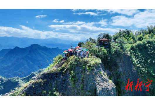 崀山：国庆中秋第三天迎来客流高峰