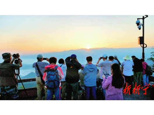 上海摄影师“聚焦”崀山八角寨 定格丹霞日出浪漫