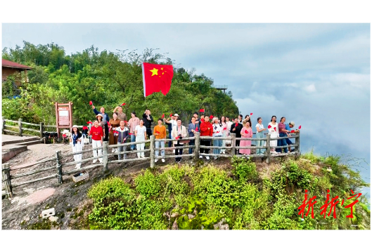 歌声漫丹霞 崀山百人合唱庆国庆