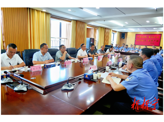 邓涛在县公安局调研座谈