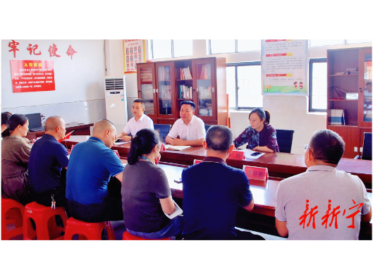 杨云龙走访慰问教师并调研工作