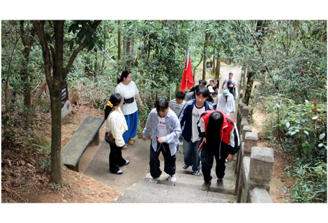 新宁：丹霞山水迎客来　多彩活动庆华诞 ——国庆假期首日崀山景区客流平稳有序