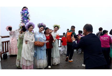 巨幅国旗映丹霞 非遗体验聚人气 ——崀山国庆“文旅大餐”精彩纷呈
