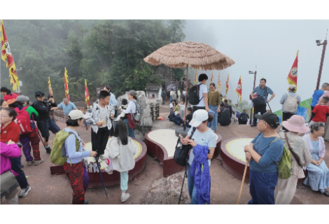 国庆第三天 崀山迎来客流小高峰 点燃假期文旅消费热