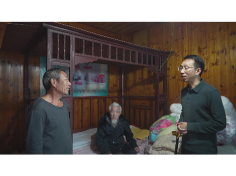 彭洪兵走访慰问百岁老人