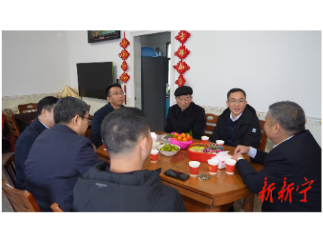 邓涛看望慰问离退休老同志