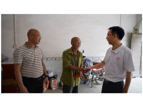 彭洪兵到回龙寺镇开展“七一”走访慰问活动